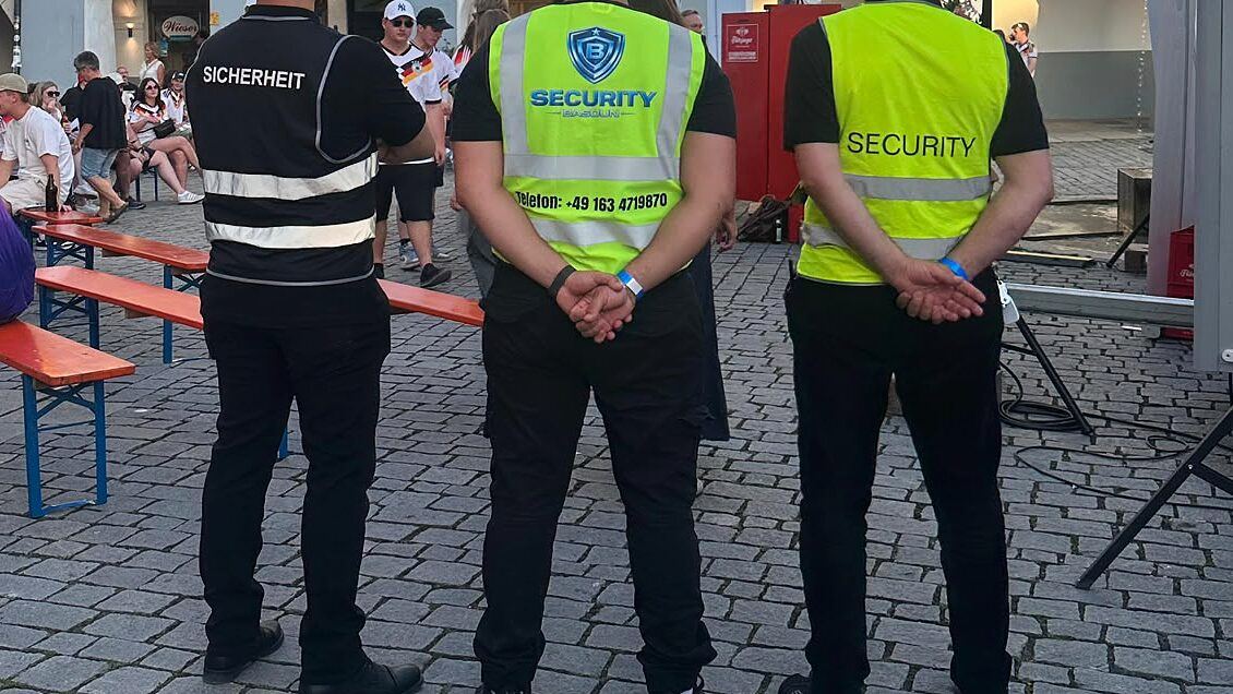 Warnwesten mit dem Basoun Security Logo und dem Schriftzug Security