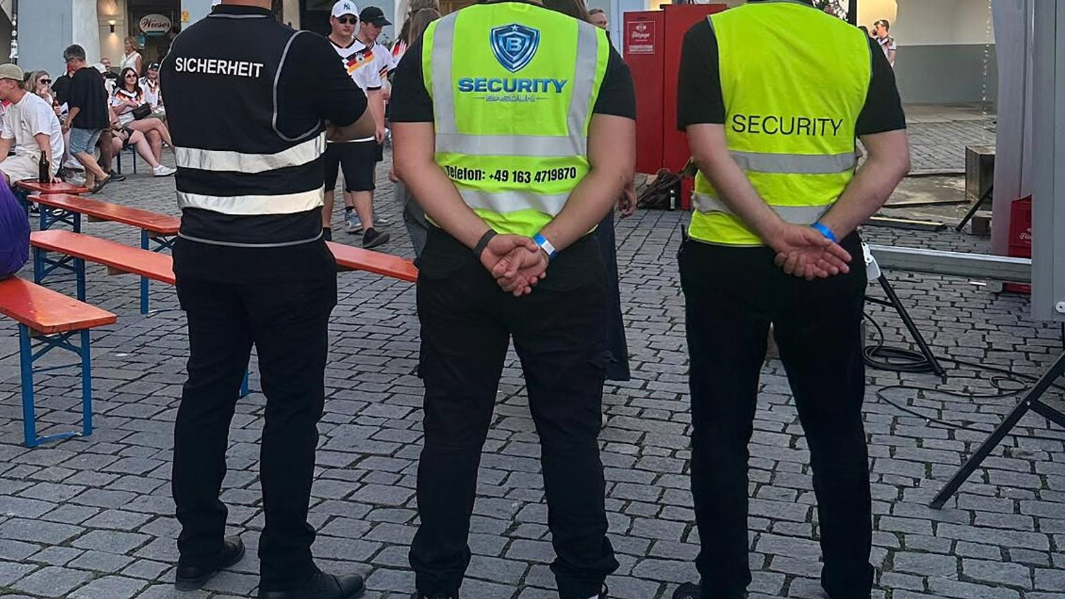 Warnwesten mit dem Basoun Security Logo und dem Schriftzug Security