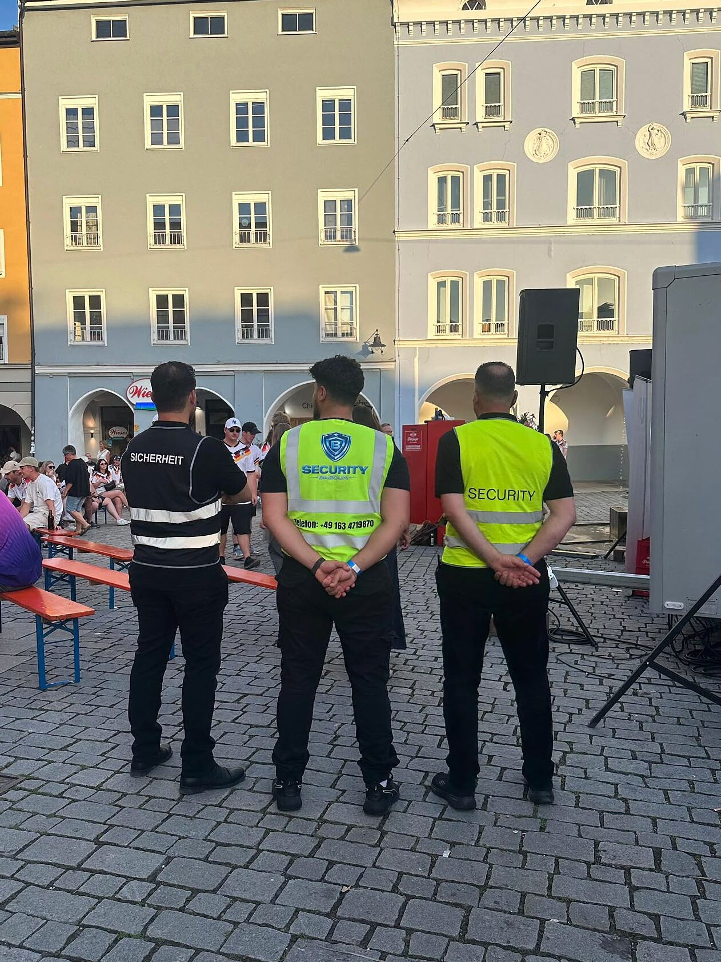 Drei Mitarbeiter der Basoun Security GmbH im Einsatz auf einem Platz in Rosenheim