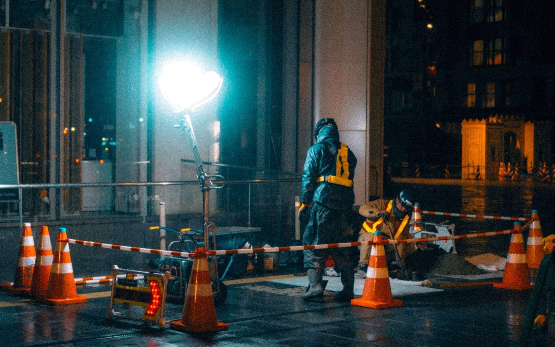 Baustelle mit Baugerüst in der Dämmerung