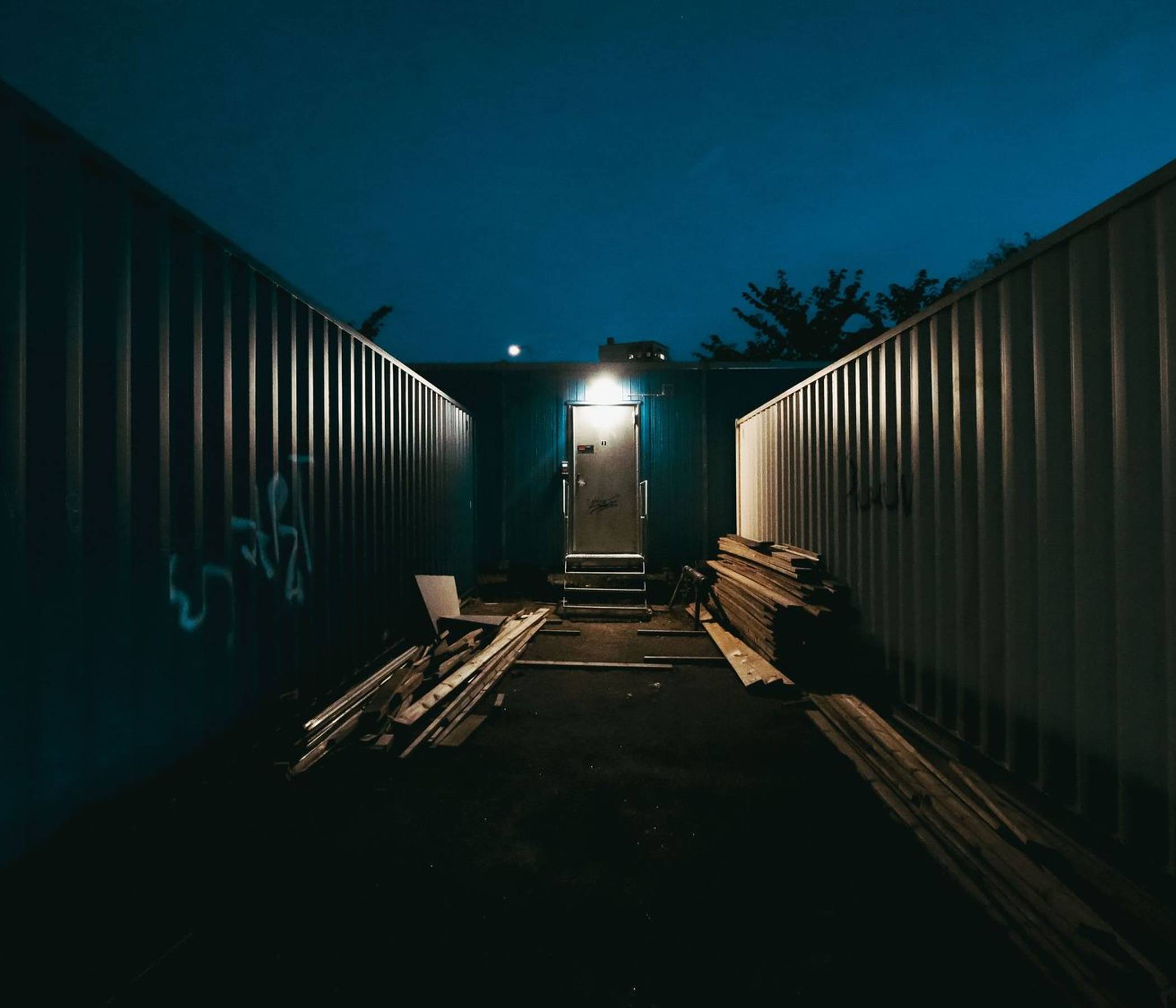 Bauzaun vor einer Baustelle bei Nacht