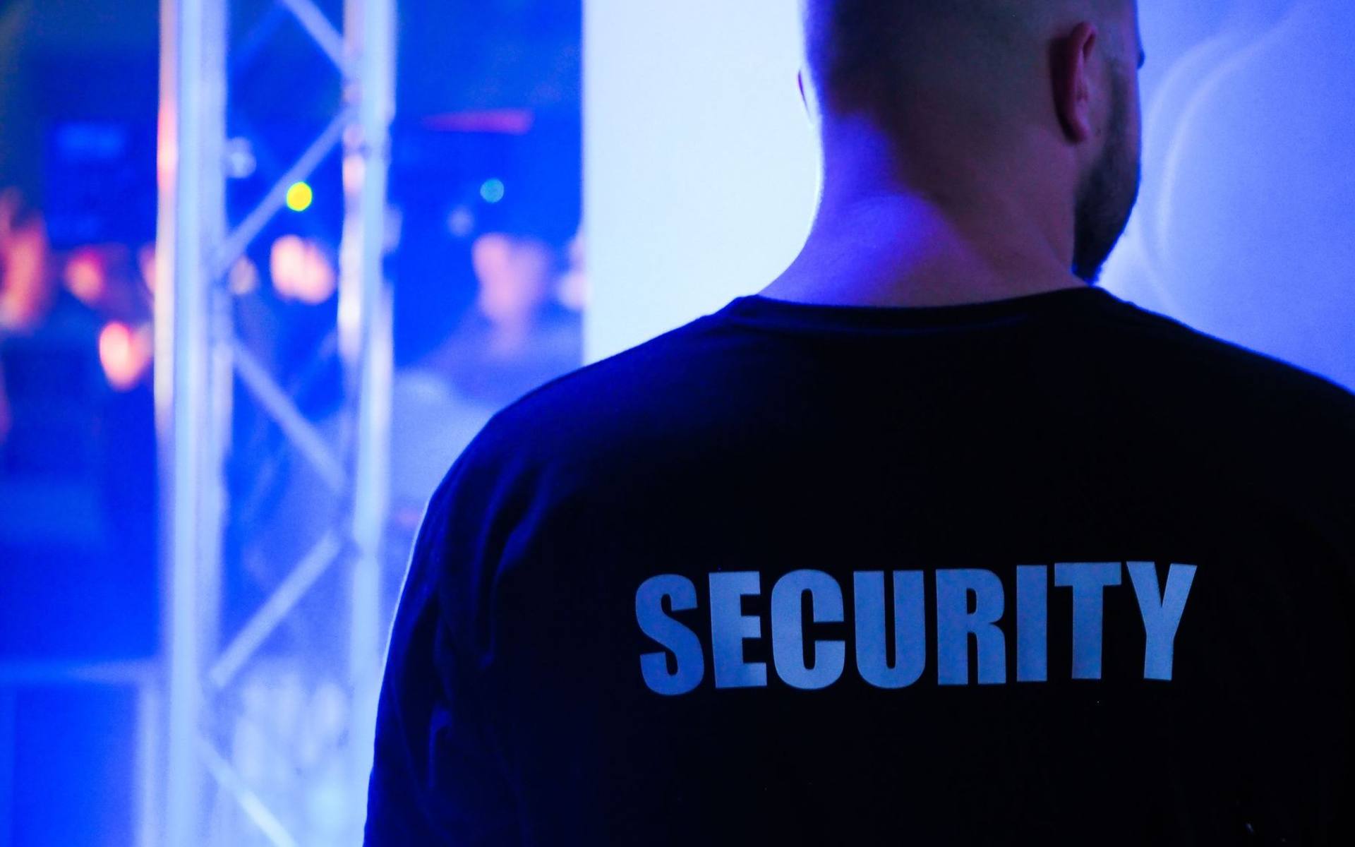 Sicherheitsmitarbeiter mit Security-Jacke am Eingangsbereich