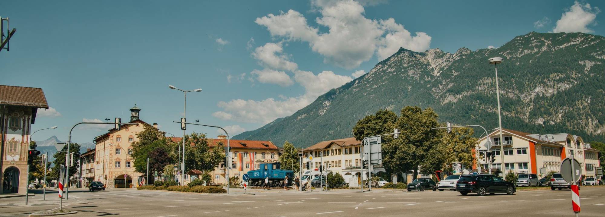 Straßenzug einer Stadt im bayerischen Alpenvorland